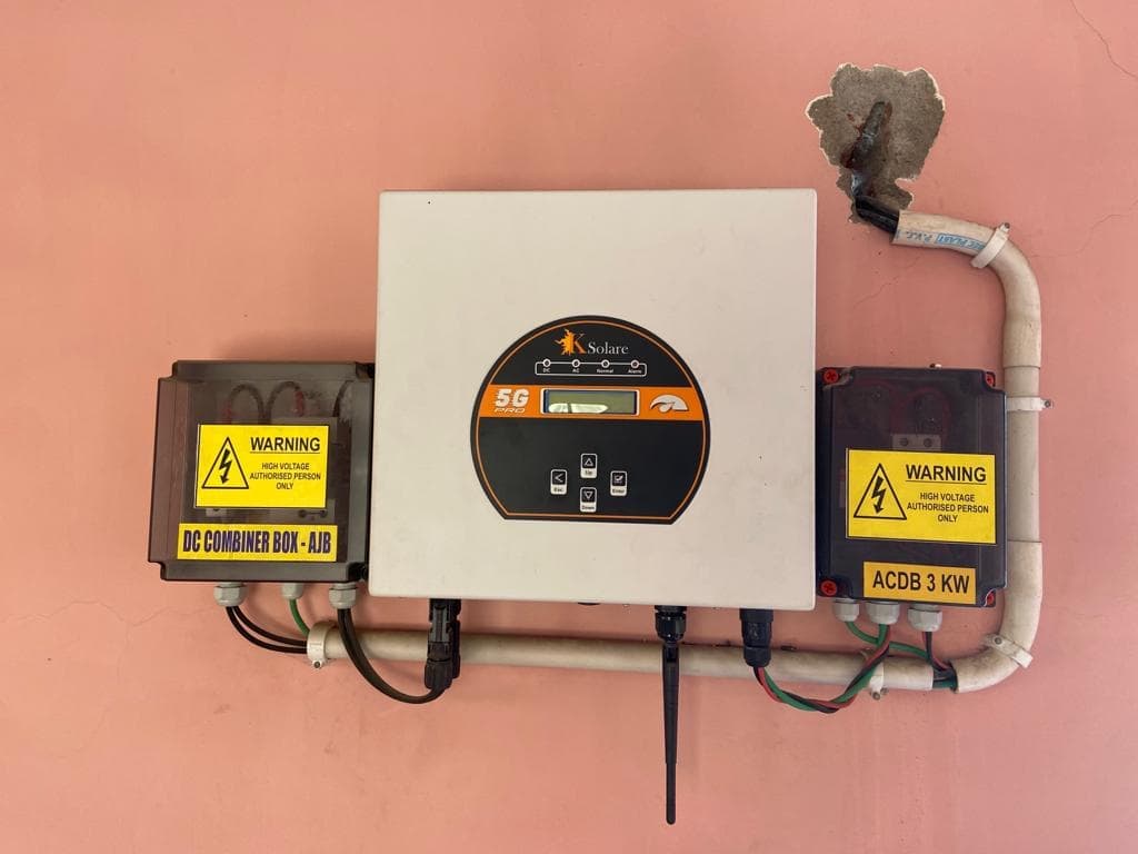 KSolare 5G Pro solar inverter wall-mounted between a DC combiner box and an ACDB 3 KW distribution box.